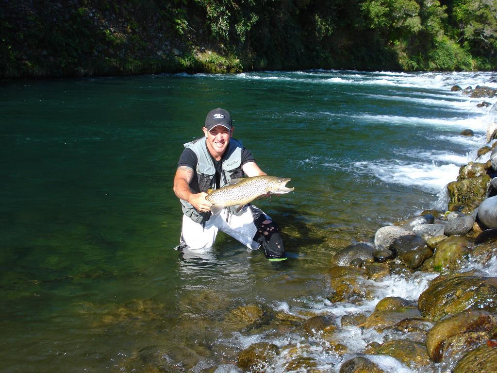 Turangi Trout Lodge Extérieur photo